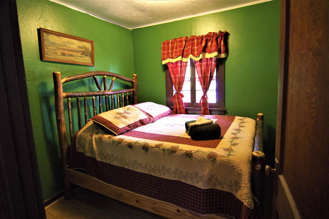 Queen bed in cottage bedroom